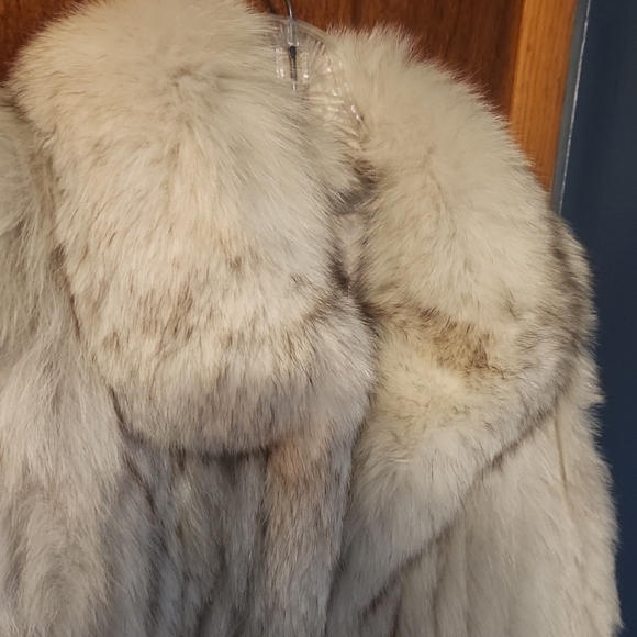 Elegant Cream Authentic Fox Fur Coat - Picture 3 of 15